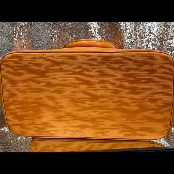 Authentic LV Hand Bag - Picture 6 of 9